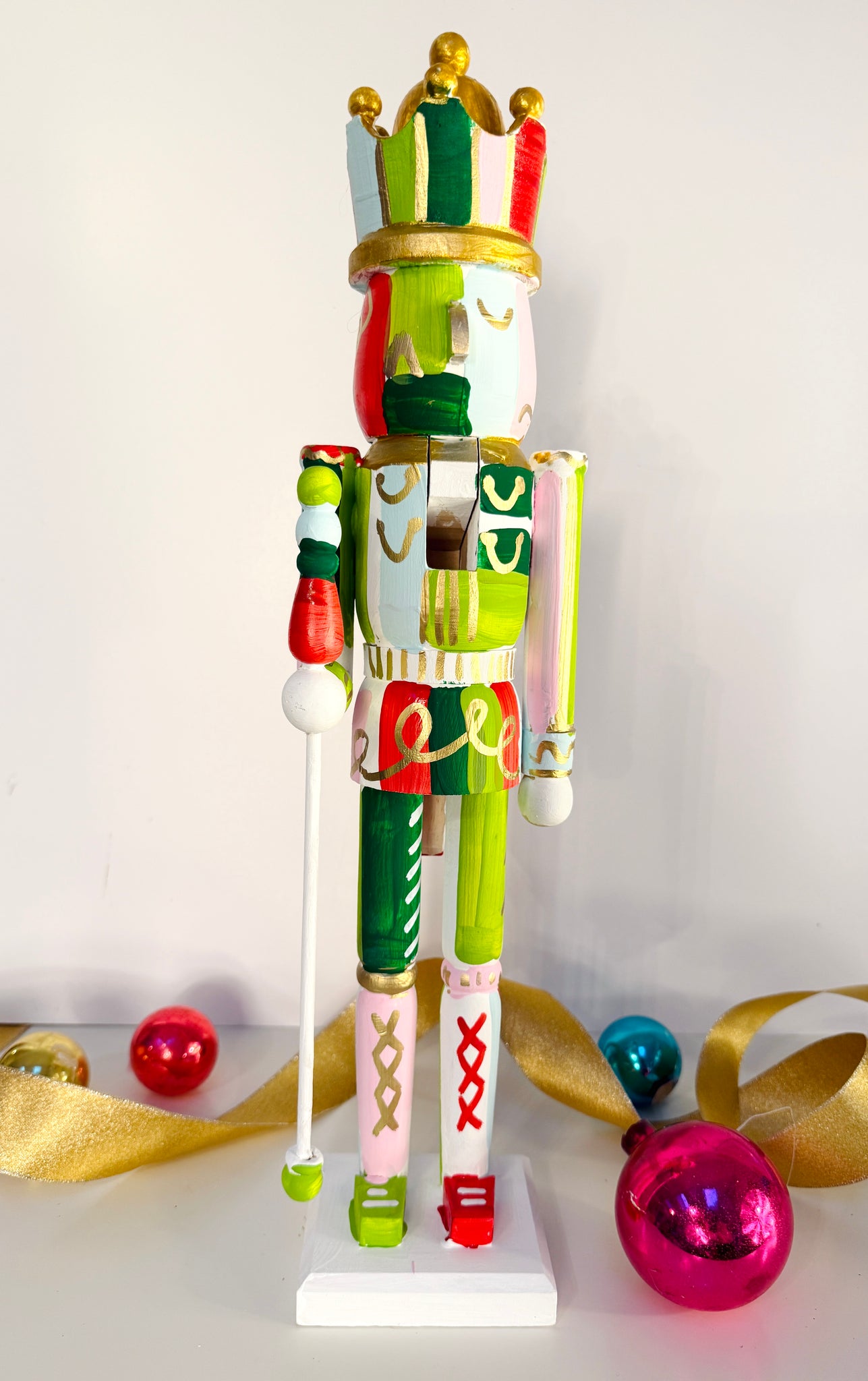 XL Nutcracker - Holly